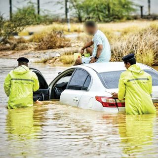 Két magyar is az árvíz fogságába esett az Ománi Szultánságban, Szijjártó mélységesen hálás a kimentésükért