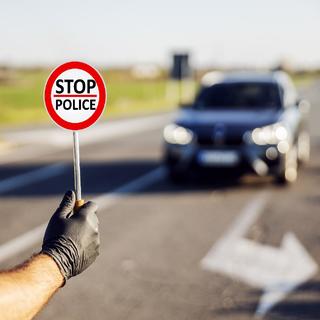 Rendőrnek adta ki magát három férfi, úgy rabolt pénzt és drogot