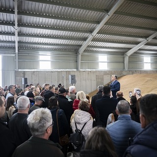 Orbán Viktor egy magtárban kezdte meg vidéki kampánykörútját