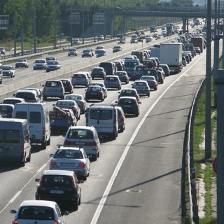 Baleset miatt torlódik a forgalom az M7-esen, Tárnoknál