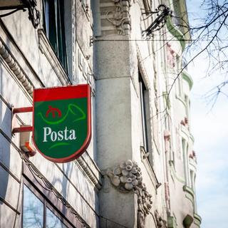 A befizetett pénzekből törlesztette saját adósságát egy postavezető Hevesben