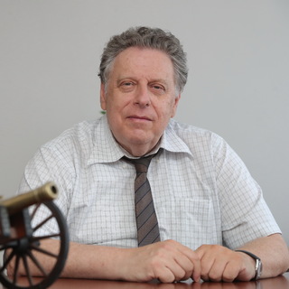 A háborús helyzet sürgeti a hadsereg fejlesztését