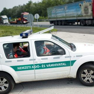 Több mint két tonna romlott húst találtak egy kisteherautóban az M5-ösön