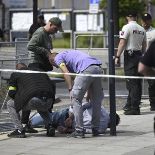 Négy lövedék találta el Ficot, még nincs túl az életveszélyen