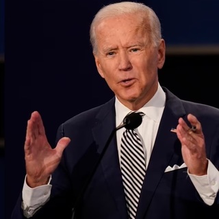 Biden a kamerák előtt verné vissza Trump vádjait