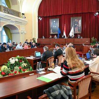 Nem minden képviselő tölthet be minden megszerzett mandátumot