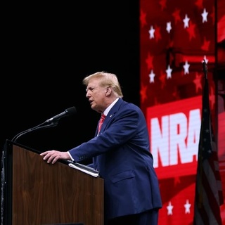 Trump a fegyverviselés jogának támogatását hangoztatta az amerikai lőfegyverszövetség gyűlésén