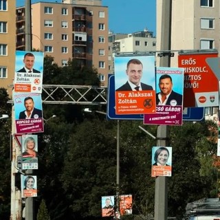 Kezében egy doboz sörrel tépkedte a választási plakátokat egy férfi Budapesten