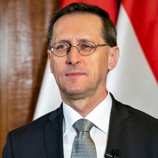 Varga Mihály sikere: a brüsszeli biztos megnézi a határkerítést