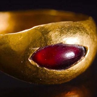 Gránátkővel díszített 2300 éves aranygyűrűt találtak Jeruzsálemben