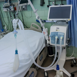 Kiderült, hogy mi a terve a kormánynak a raktárban porosodó lélegeztetőgépekkel