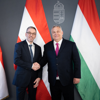 Orosz kémügybe keveredett Orbán barátja, az osztrák szélsőjobb főnöke