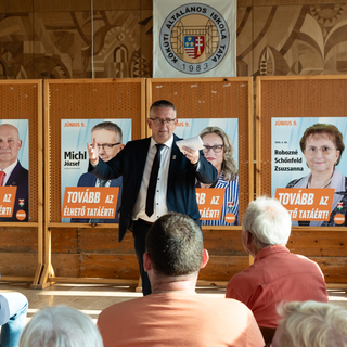 Tata helyett Táton tették ki a fideszes polgármester-jelölt plakátját