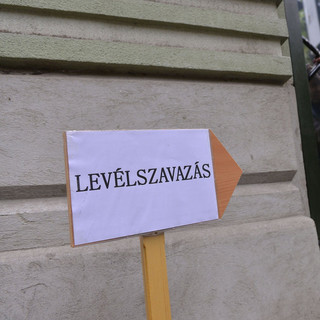 Megérkeztek az első, postai úton visszajuttatott levélszavazatok