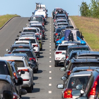 Baleset miatt torlódik a forgalom az M0-son a Hárosi Duna-hídnál