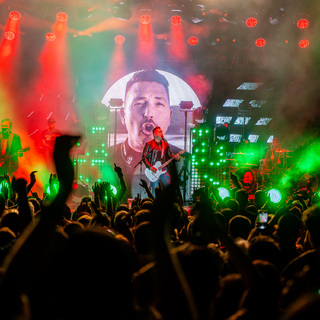 Ákos rockműsorral tér vissza a Plázsra