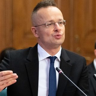 Öten estek neki Szijjártónak Brüsszelben