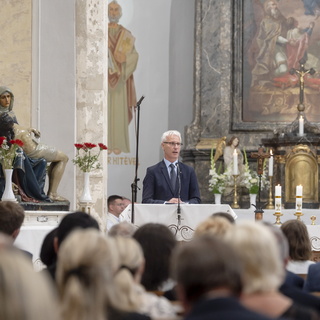 Orbán államtitkára szerint fontos, hogy az iskolák és a templomok utat mutassanak