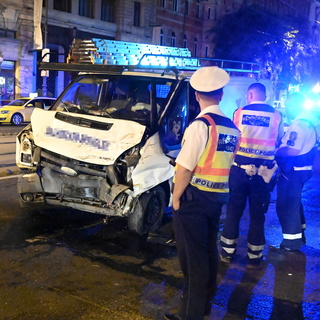 Hárman súlyosan megsérültek egy éjszakai balesetben Budapesten