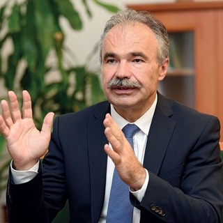 Menesztettek két miniszteri biztost