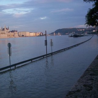 Árhullám a Dunán, az alsó rakpartot is elérheti a víz