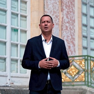 A Versailles-i kastély előtt tartott sajtótájékoztatót az MSZP képviselője