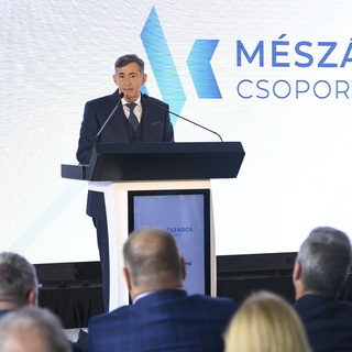 Mészáros Lőrinc a saját energiaparkjában avatta fel Magyarország első zöldhidrogén üzemét