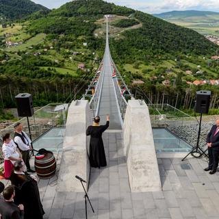 Semjén felavatta, majd megáldották a négymilliárdból épült Nemzeti Összetartozás Hídját