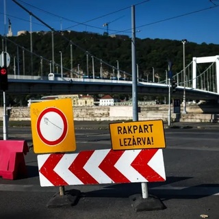 A Duna tetőzése miatt 20 órától lezárják az alsó rakpartokat