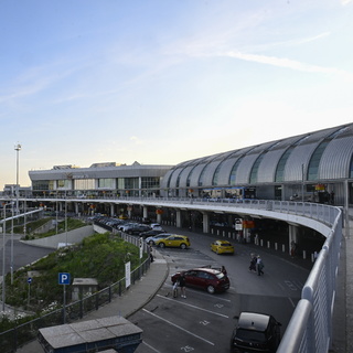 Orbán szerint háborús időkben jobb, ha a Liszt Ferenc repülőtér magyar irányítás alatt van