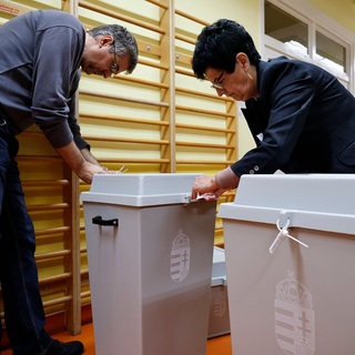 Az első szavazó jelenlétében zárják le az urnákat