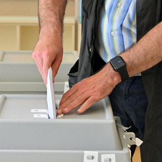 Hamarosan jönnek az eredmények, megkezdődött a voksok összeszámlálása