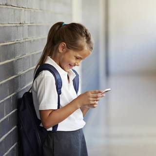 Kitilthatják a mobiltelefonokat a magyarországi iskolákból