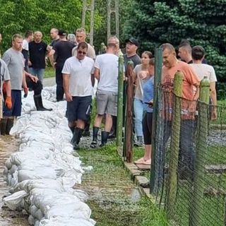 Nem állhat le az árvízi védekezés