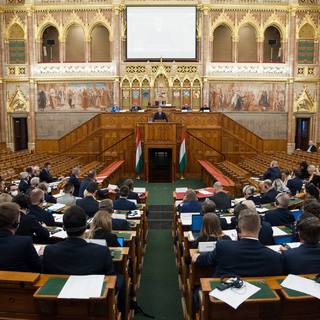 Ismét módosították a gránitszilárdságú Alaptörvényt, bekerült a pedofília elleni fellépés szigorítása