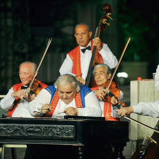Egymilliárd forintos keretösszegből segít a kormány 97 cigányzenekarnak