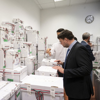 NVB: sérült volt az egyik külképviseleti urna