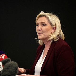 Aki a hatalomra pályázik, kénytelen középre igazodni