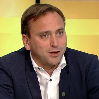 Őrsi Gergely állatmenhelyeknek adja a leszedett választási tábláit