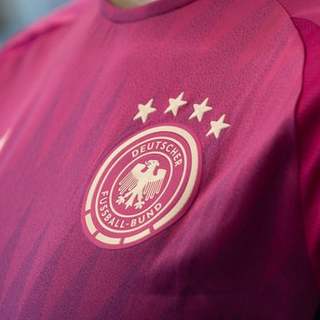 Rózsaszín mezben játszanak a németek a magyarok ellen