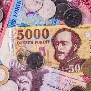 Gyengült péntek reggelre a forint