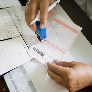 Tárgyalótisztek csaltak tőrbe egy főorvost