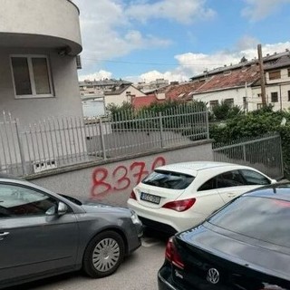 A srebrenicai népirtás áldozatainak számát rajzolták a magyar nagykövetségre Szarajevóban