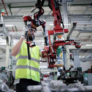 Fogyóban a hazai munkaerő, lassan nem lesz, aki a gyárakban dolgozzon