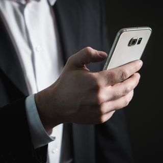 Több milliót is fizethet, aki figyelmetlenül mobilozik