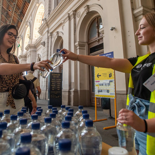 Ásványvizet osztanak a pályaudvarokon és az autóbusz-állomásokon