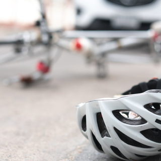 Súlyos baleset történt egy Debrecen melletti kerékpárversenyen, újraélesztették a versenyzőt