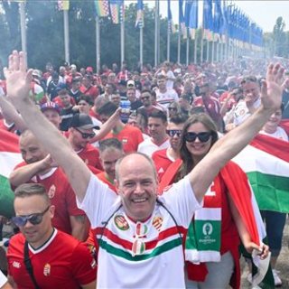Többezer magyar szurkoló érkezett együtt vonulva a stuttgarti stadionhoz