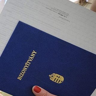 Hamis főiskolai bizonyítvánnyal töltött be különféle állásokat egy kecskeméti nő