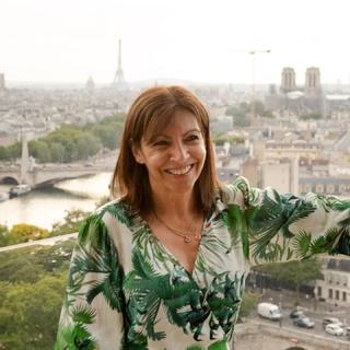 Párizs főpolgármestere megfürdik a Szajnában